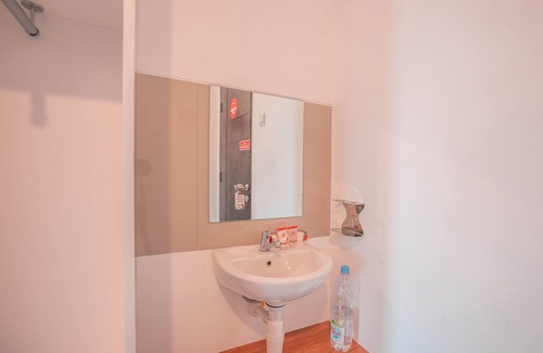 Ciputat Hotel | OYO Flagship 728 Baileys Apartment