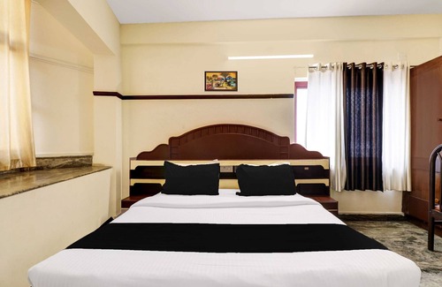 Guruvayur Hotel | OYO Rvee's East Nada