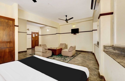 Guruvayur Hotel | OYO Rvee's East Nada