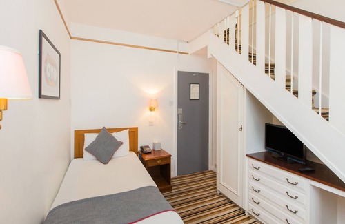 Hythe Hotel | OYO Stade Court Hotel