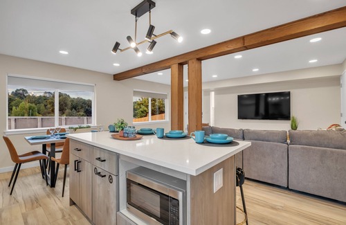 Tukwila Casa | Pacific Northwest Retreat Duplex 3min from Seattle by RedAwning