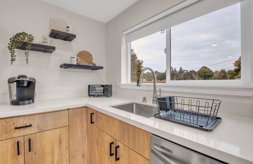 Tukwila Casa | Pacific Northwest Retreat Duplex 3min from Seattle by RedAwning