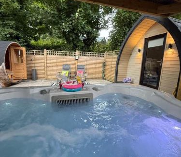 Burnfoot Hotel | Paddock Pod - Sleeps 4 & Roofed Over Private Hot Tub & NEW SAUNA