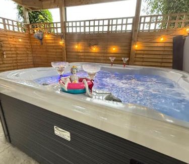 Burnfoot Hotel | Paddock Pod - Sleeps 4 & Roofed Over Private Hot Tub & NEW SAUNA
