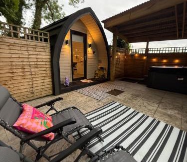Burnfoot Hotel | Paddock Pod - Sleeps 4 & Roofed Over Private Hot Tub & NEW SAUNA