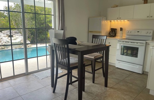 Discovery Bay Cabaña | Palm Breeze Bay Cottage