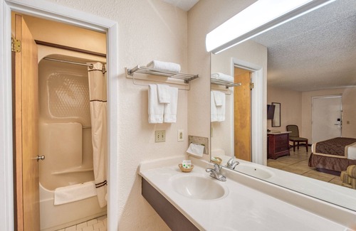 Lake City Hotel | Palms Garden Inn