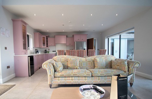 Dundalk Casa | Pandora's Cottage: Experience a Luxurious Irish Escape with Tranquility Ireland