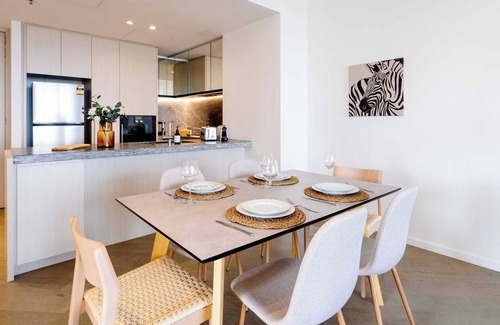 South Yarra Apartamento | Panoramic City & Bay Views: Luxury Fawkner Stay
