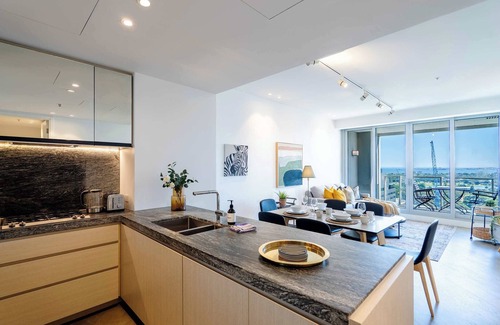 South Yarra Apartamento | Panoramic City & Bay Views: Luxury Fawkner Stay