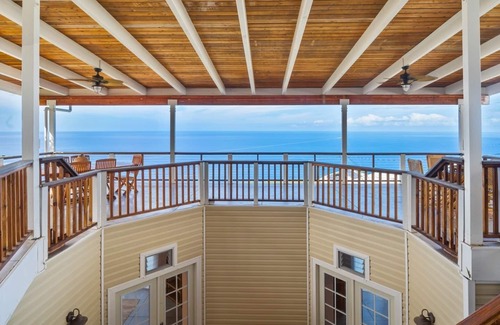 Kona Paradise Casa | ¡Nuevo listado! Vistas panorámicas de la costa en una casa creativa de tres niveles