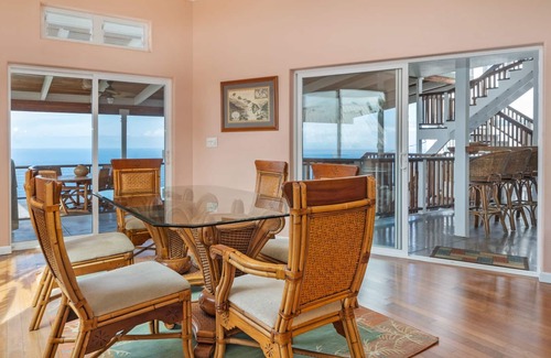 Kona Paradise Casa | ¡Nuevo listado! Vistas panorámicas de la costa en una casa creativa de tres niveles