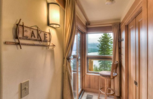 Crystal Bay Casa | Casa ejecutiva panorámica Lakeview con cubierta de gran tamaño. La casa de martini