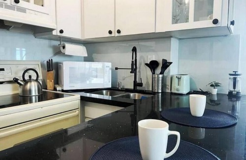 Isla Grande Apartamento | Panoramic Sunset View at Modern Chic Condo+Parking