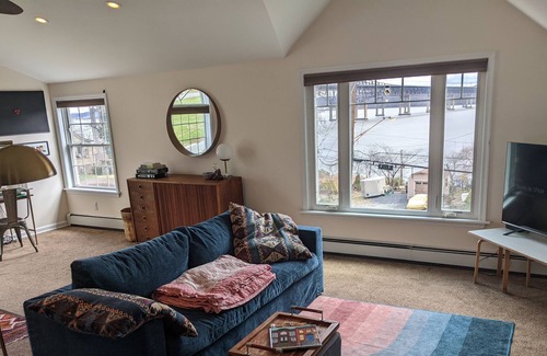 Newburgh Casa | Panoramic views from a spacious mid-century home