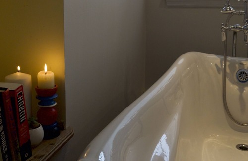 Newburgh Casa | Panoramic views from a spacious mid-century home