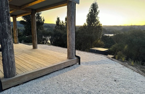 Bay of Plenty Region Cabina | Paparoa Escape-Bush Walk, Hot Tub, Serene Views, Peaceful Escape & Dog Friendly.