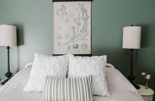 Huntington Mills Cama Y Desayuno | Paper Mill Pines Bed and Breakfast: The Sequoia Room