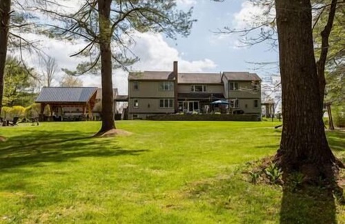 Huntington Mills Cama Y Desayuno | Paper Mill Pines Bed and Breakfast: The Sequoia Room