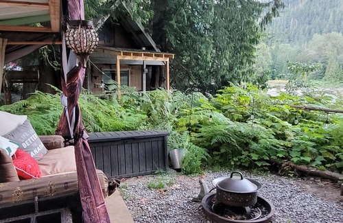 Laidlaw Cabina | Paradise on the Mighty Fraser River surrounded by woodland gardens.