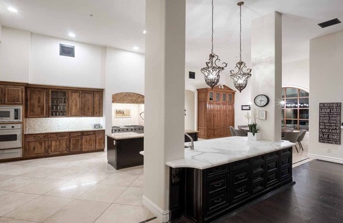 Camelback East Casa | Cerca del casco antiguo! Enorme. Diversión, patio trasero increíble, en excelente ubicación. ¡Reserva rápida!