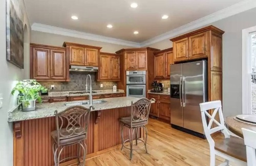 Waleska Casa | “Paradyess Cove” a welcoming lakefront home and golf community