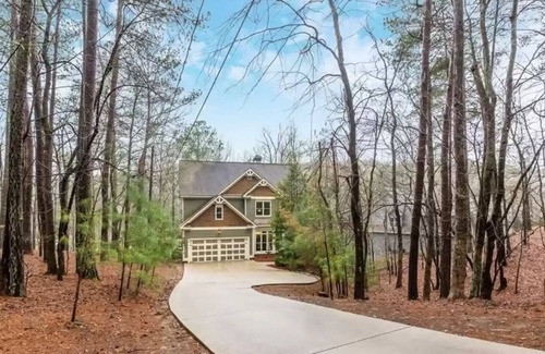 Waleska Casa | “Paradyess Cove” a welcoming lakefront home and golf community