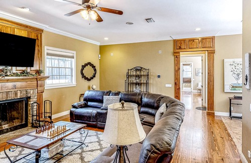 Historic District Casa | Parke Place | Estate in Ocala with a saltwater pool & guesthouse