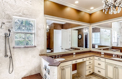 Historic District Casa | Parke Place | Estate in Ocala with a saltwater pool & guesthouse