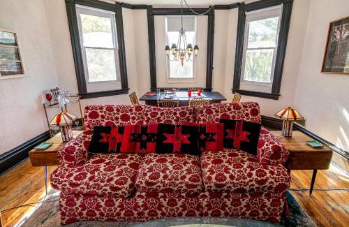 Homestead Apartamento | Parkside Paradise Elegant Victorian Home Just Steps from the Park