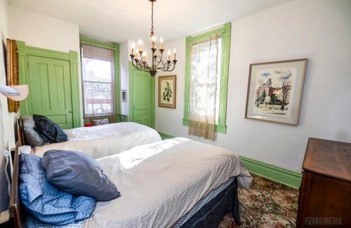 Homestead Apartamento | Parkside Paradise Elegant Victorian Home Just Steps from the Park