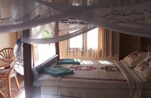 Pakwach Cabina | Parkside Safari Lodge