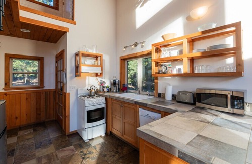 Ashland Cabina | Parsnip Lakes Cabin w/ Jacuzzi and Wood Stove at Green Springs Inn