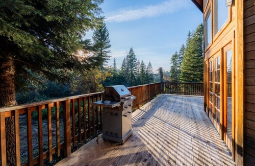 Ashland Cabina | Parsnip Lakes Cabin w/ Jacuzzi and Wood Stove at Green Springs Inn