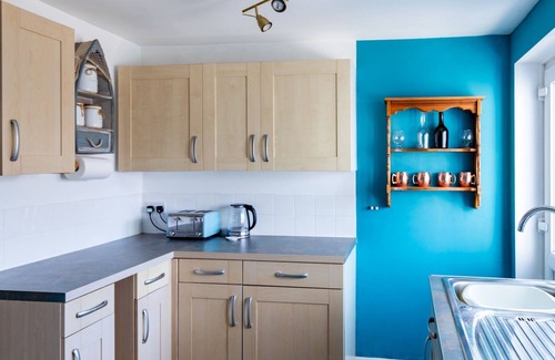 Puriton Casa | Pass the Keys | Cosy Cottage with Fireplace