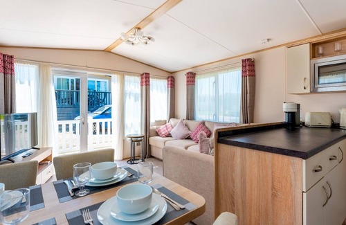 Wimborne Casa | Pass the Keys | Delightful 2 bedroom caravan with parking