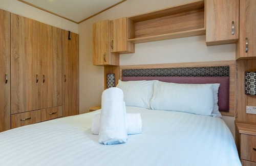 Wimborne Casa | Pass the Keys | Delightful 2 bedroom caravan with parking