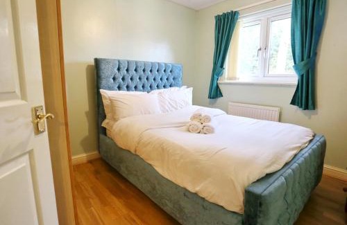 Salford Casa | Pass the Keys Garden Family Home near by University of Salford