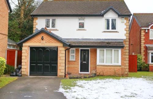 Salford Casa | Pass the Keys Garden Family Home near by University of Salford