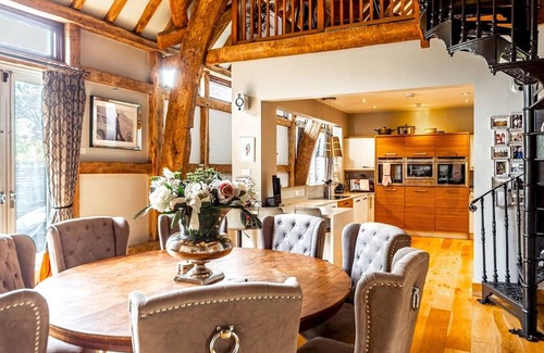 Hemel Hempstead Casa | Pass the Keys | The Chilterns Cruck Barn