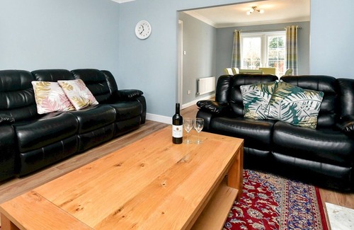 Ely Casa | Pass the Keys | Lovely 3 Bed House with Parking