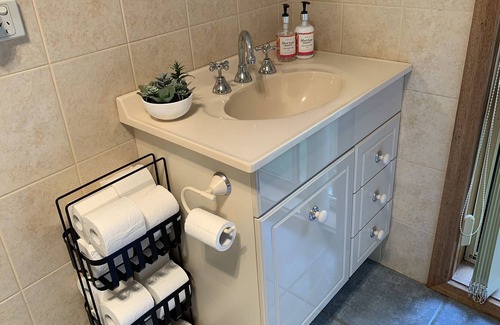 Nelson Casa | Tranquilo 3 BRM Nelson Holiday Home. A pie de río / ciudad. Acogedor fuego de leña.