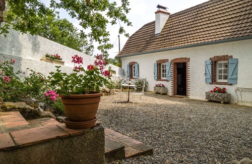 Doazon Casa | Pacífica casa rural de 6 dormitorios con amplios jardines, pista de tenis y piscina