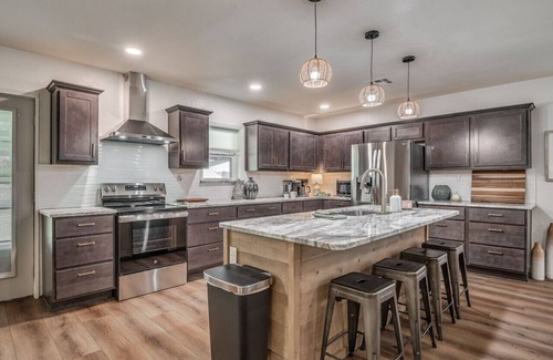 Ada Casa | Peaceful Acre - Cozy house with beautiful backyard