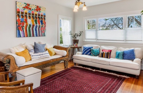 Poets Corner Casa | Peaceful Berkeley home conveniently located near many amenities