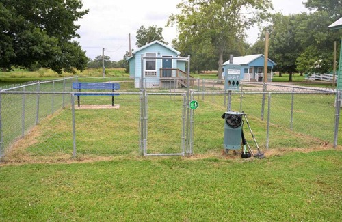 Lake Village Cabina | Peaceful cabin in orchard with Lake Chicot views!