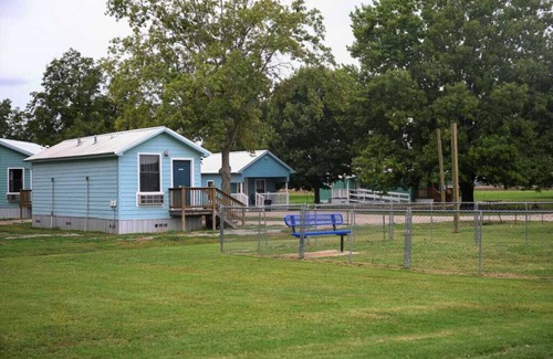 Lake Village Cabina | Peaceful cabin in orchard with Lake Chicot views!