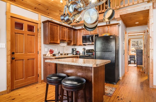 Hendersonville Cabina | Peaceful Cabin w/ Mountain Views, Trails + Biltmore Pass | Pet-Friendly