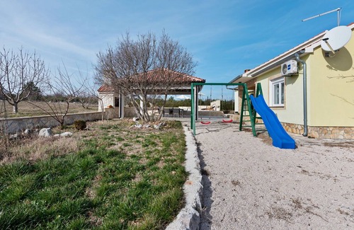 Benkovac Cabaña | Pacífica casa rural en Benkovac con piscina
