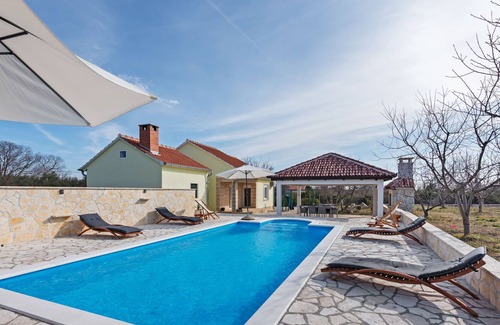 Benkovac Cabaña | Pacífica casa rural en Benkovac con piscina